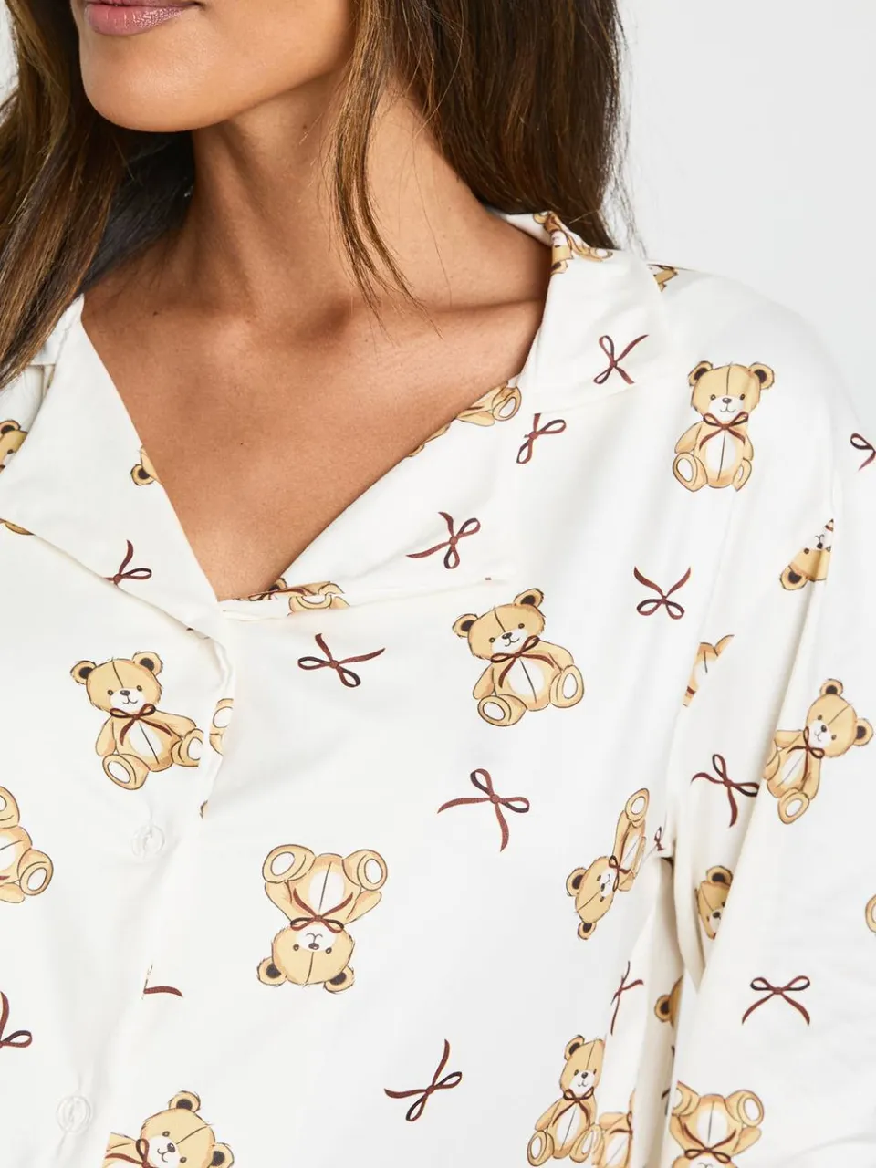 boohoo Dames Zwangerschaps Beertjes en Strikjes Print Lange Mouw Shirt & Broek Pyjama Set crème, foto 4