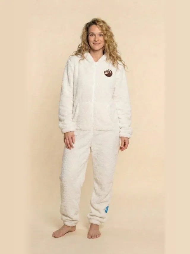 Knuffle Dames Knuffle Fleece Onesie® | Warme onesie huispak jumpsuit voor vrouwen | Superzacht & comfortabel | Premium kwaliteit | Crème Wit | Duurzaam & CO₂-neutraal geproduceerd in Portugal