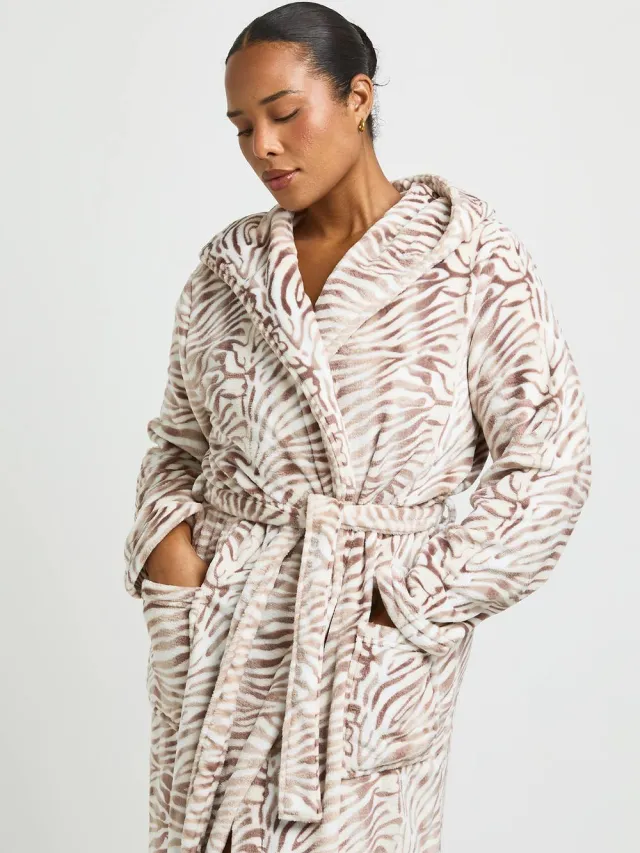 boohoo Dames Plus Fleece Ochtendjas Met Zebraprint, Capuchon En Lange Lengte, foto 2