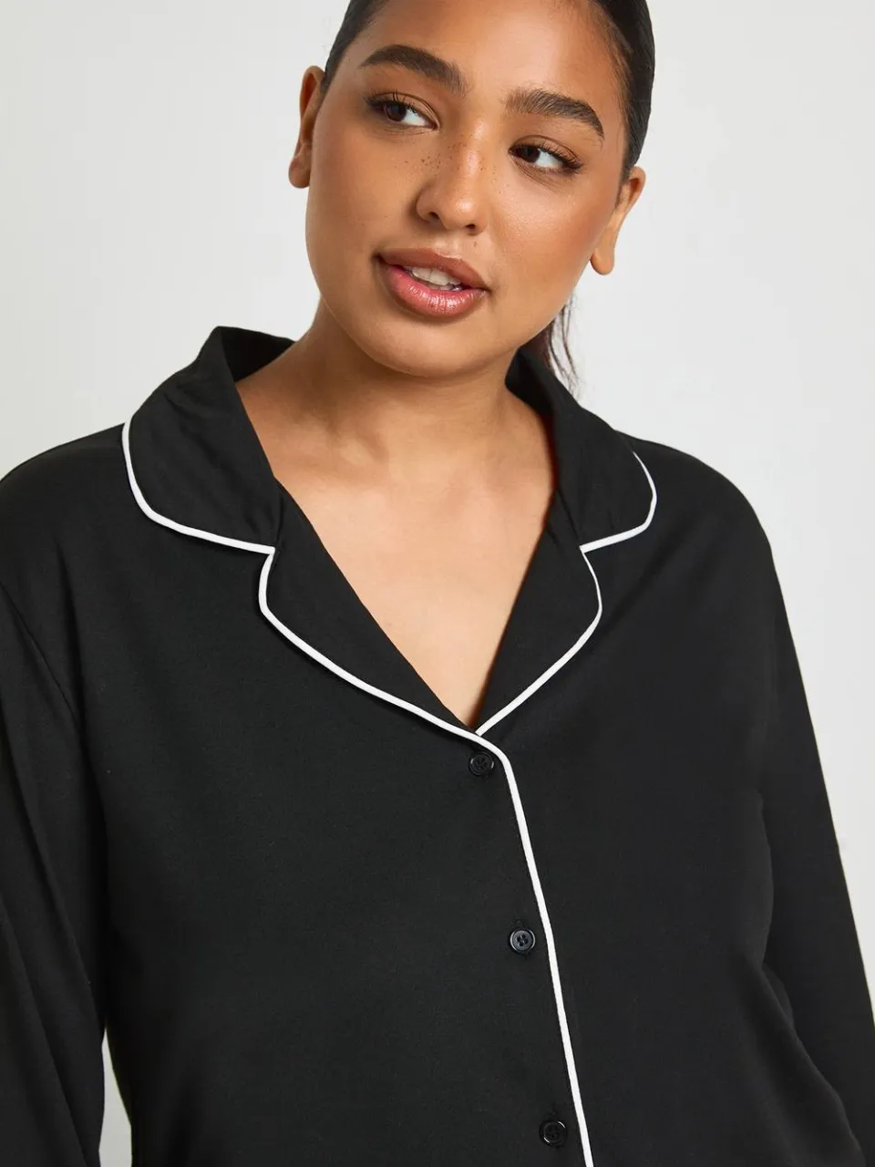boohoo Dames Plus pyjama-set met langmouwig overhemd met pijpdetails & broek zwart, foto 4