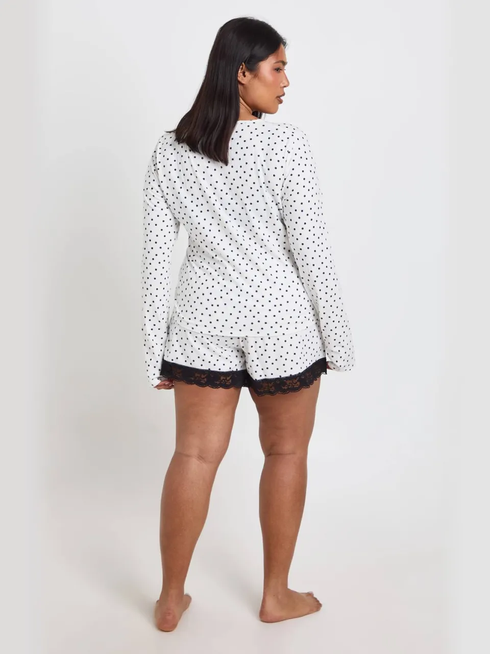 boohoo Dames Plus Maat Pyjama Set Met Polkadots, Lange Mouwen En Korte Broek zwart wit, foto 2