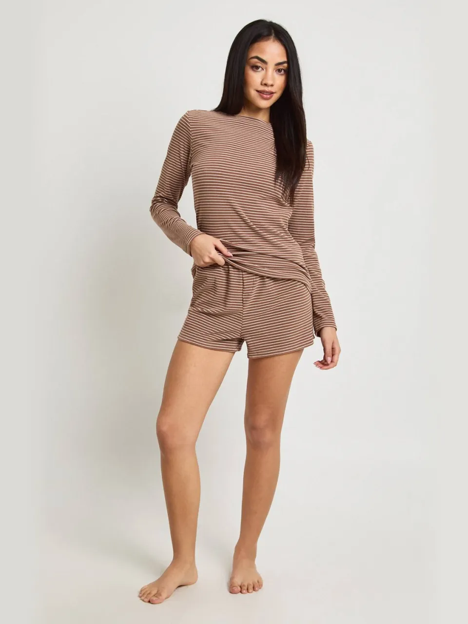 boohoo Dames Zachte Geribbelde Gestreepte Pyjama Set Met Lange Mouwen Top & Korte Broek chocoladebruin, foto 2