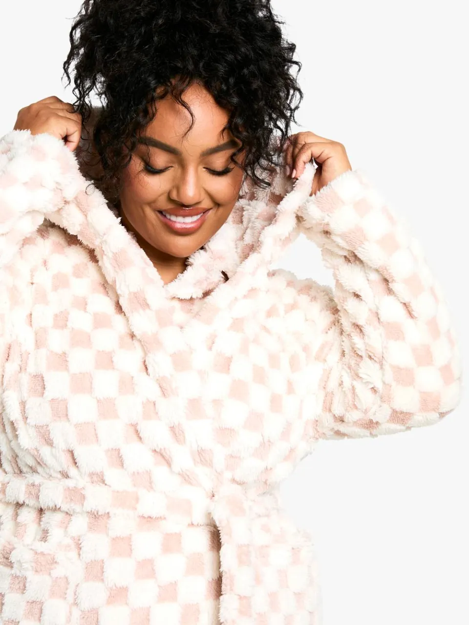 boohoo Dames Plus Baby Pink Schaakbord Maxi Fleece Badjas, foto 2