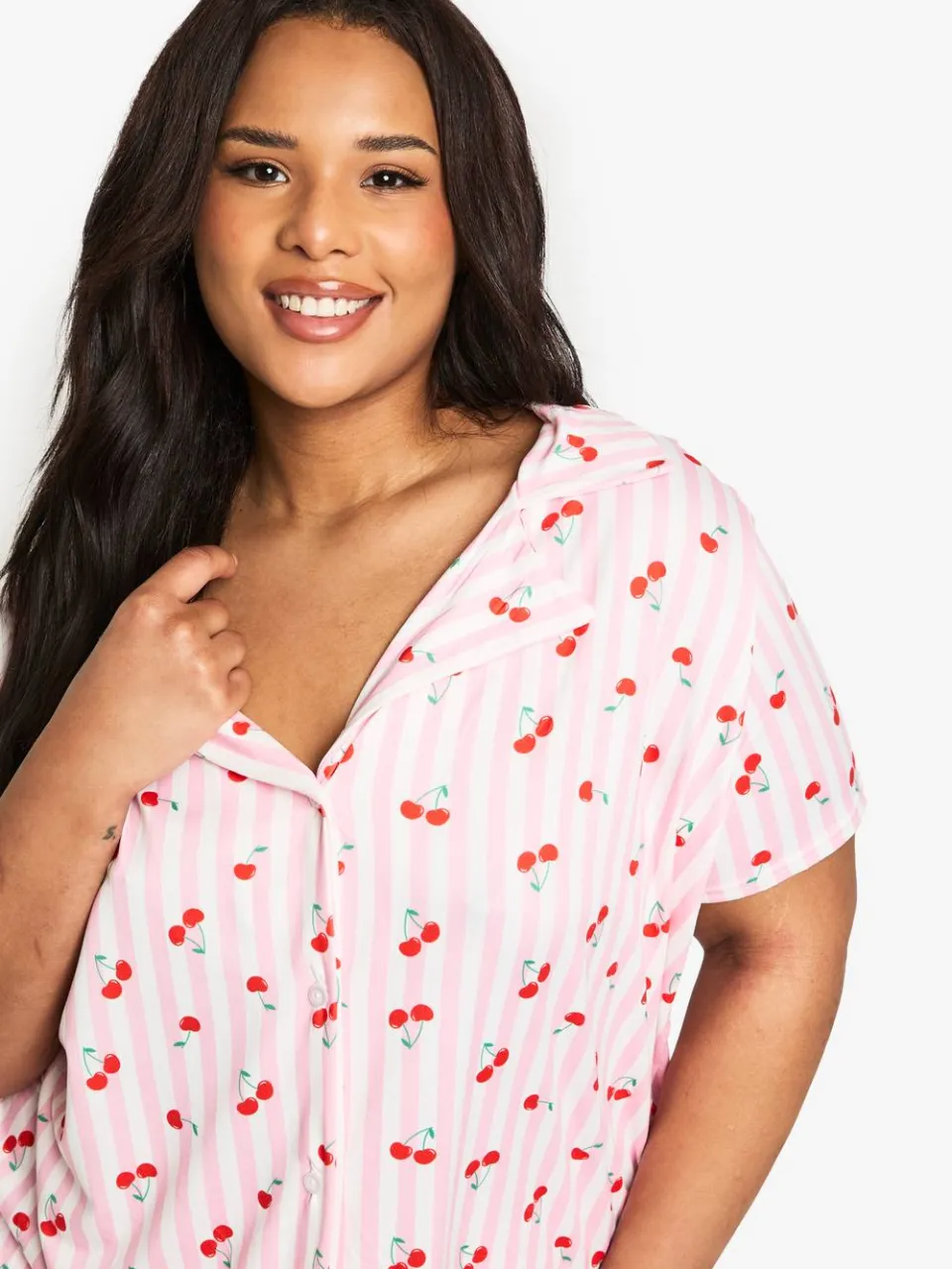 boohoo Dames PLUS CHERRY PRINT HEMD EN SHORTSET roze, foto 4