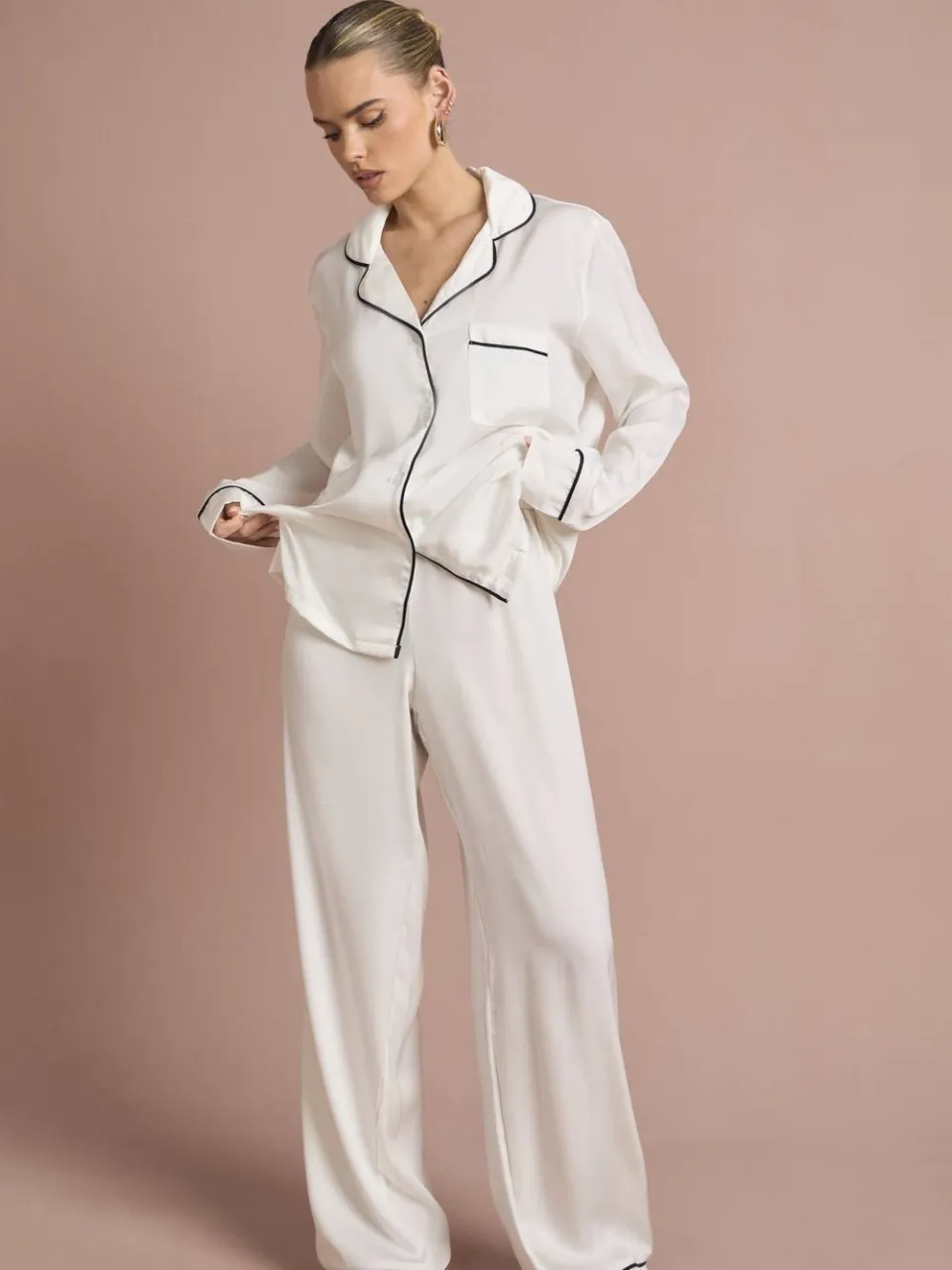 boohoo Dames Bruidspyjama Set 'Bride' Satijn Geborduurd Lange Mouwen Shirt & Broek wit, foto 2