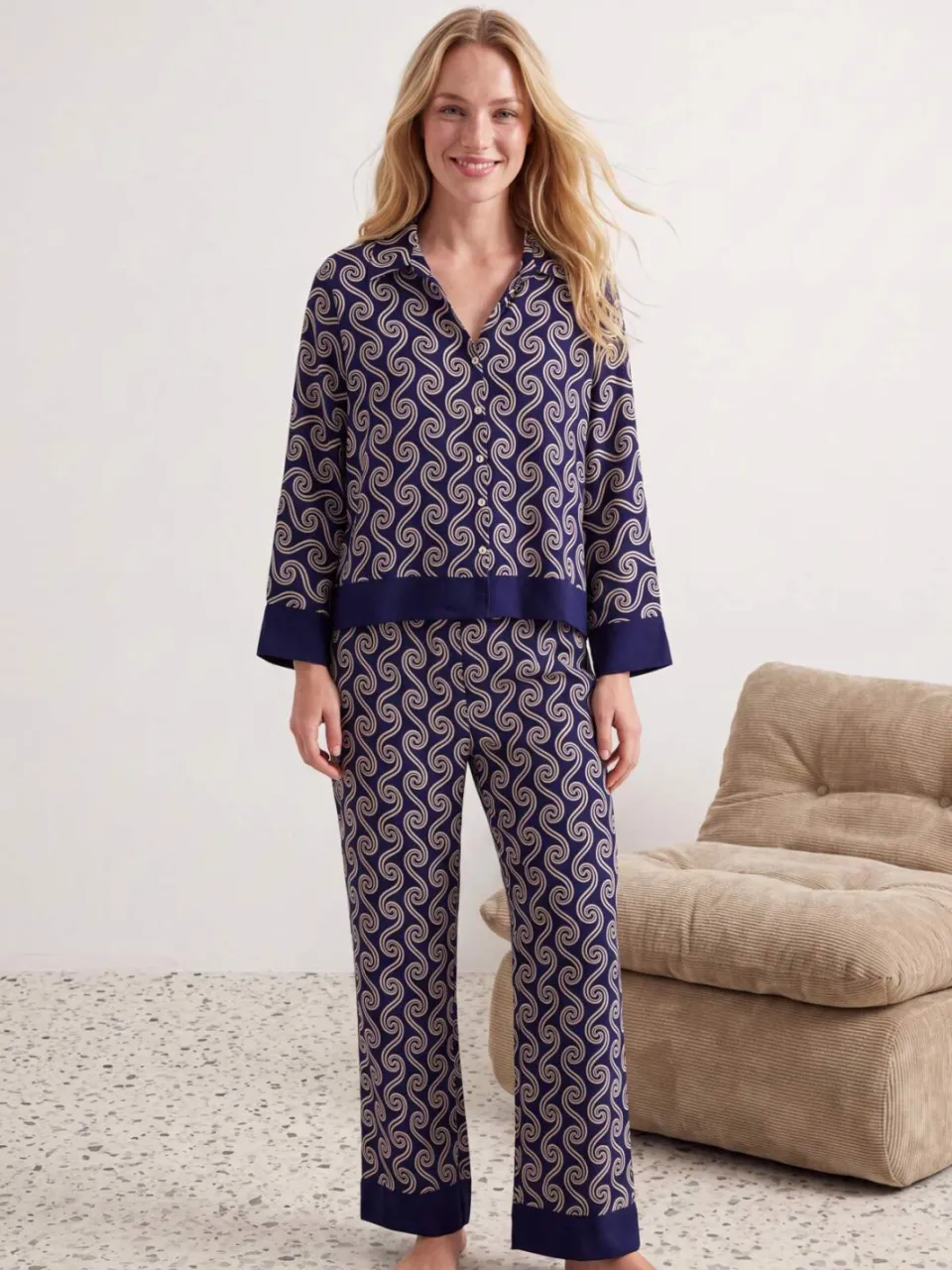 Trendyol TRENDYOLMİLLA Dames Donkerblauw Geometrisch patroon Lang, Regular fit Pyjama- Sets marineblauw/blauw