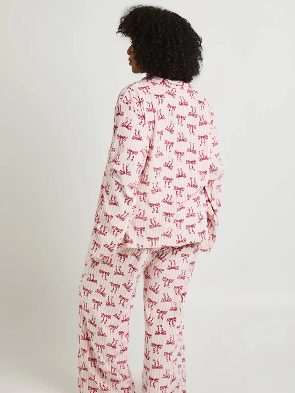 boohoo Dames Plus Pyjama Set Met Fleece Shirt Met Lange Mouwen En Broek Met Streep- En Strikprint baby roze, foto 2