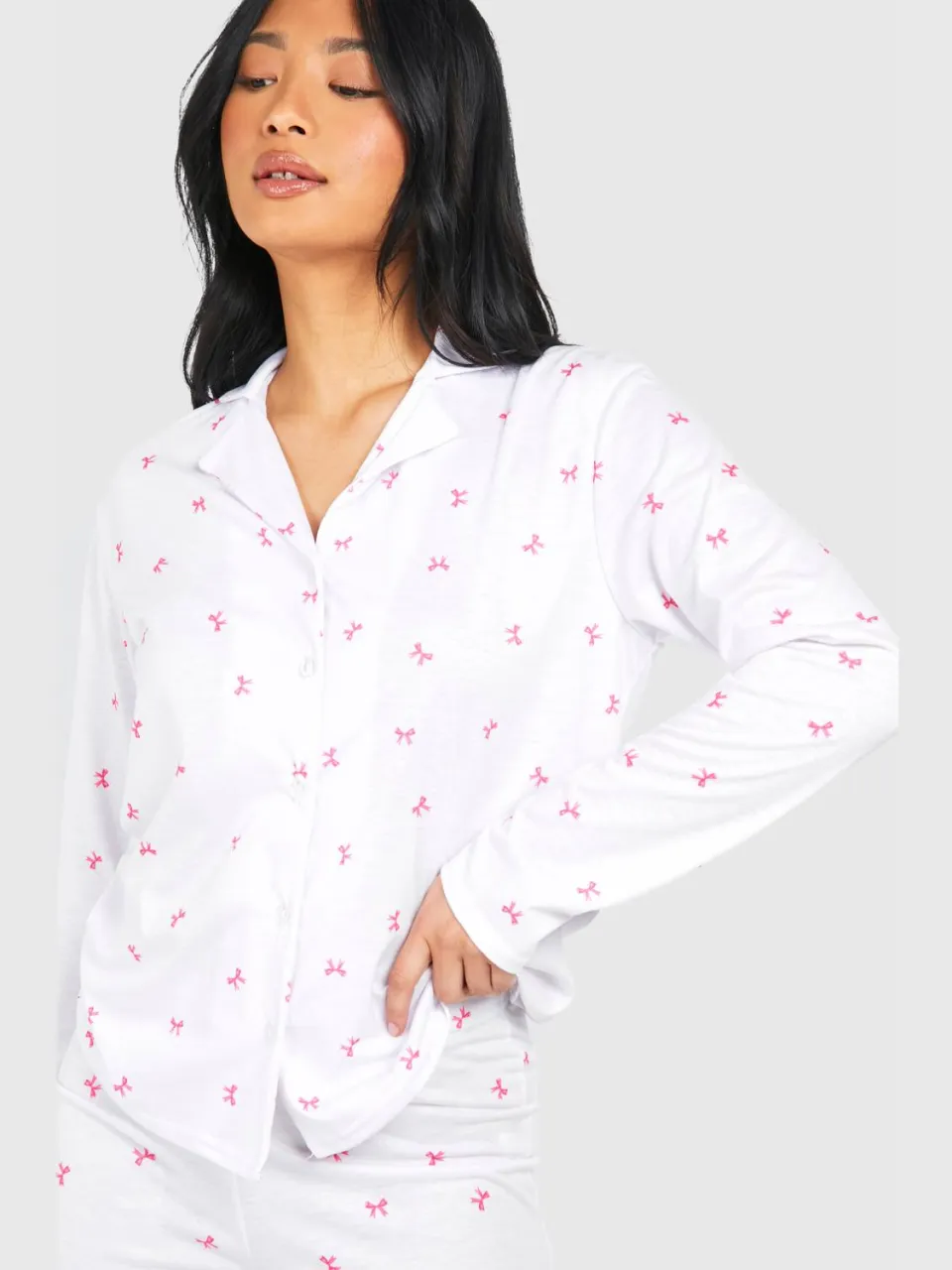 boohoo Dames Petite pyjama set met strikprint, lange mouwen overhemd & broek wit, foto 3