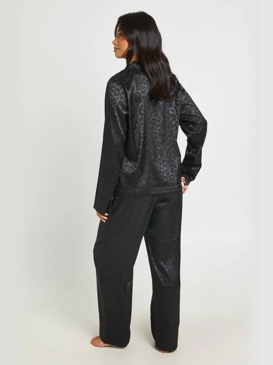 boohoo Dames Petite Luipaardprint Jacquard Satijnen Pyjama Set Met Lange Mouwen Shirt & Broek zwart, foto 2