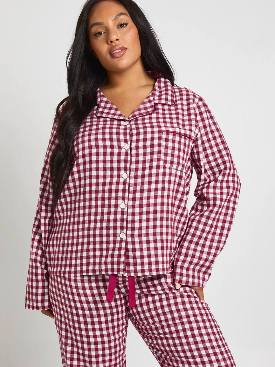 boohoo Dames Plus Soft Touch Gingham longarmhemd en broek pyjamaset bordeaux rood, foto 2
