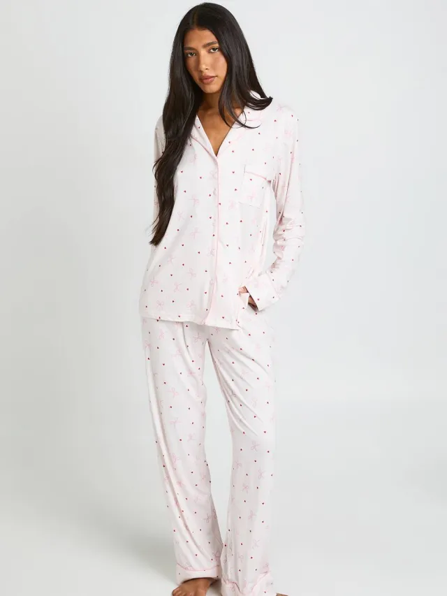 boohoo Dames Tall Superzachte Strik & Hartjes Print Pyjama Set Met Lange Mouwen Top & Broek Lichtroze