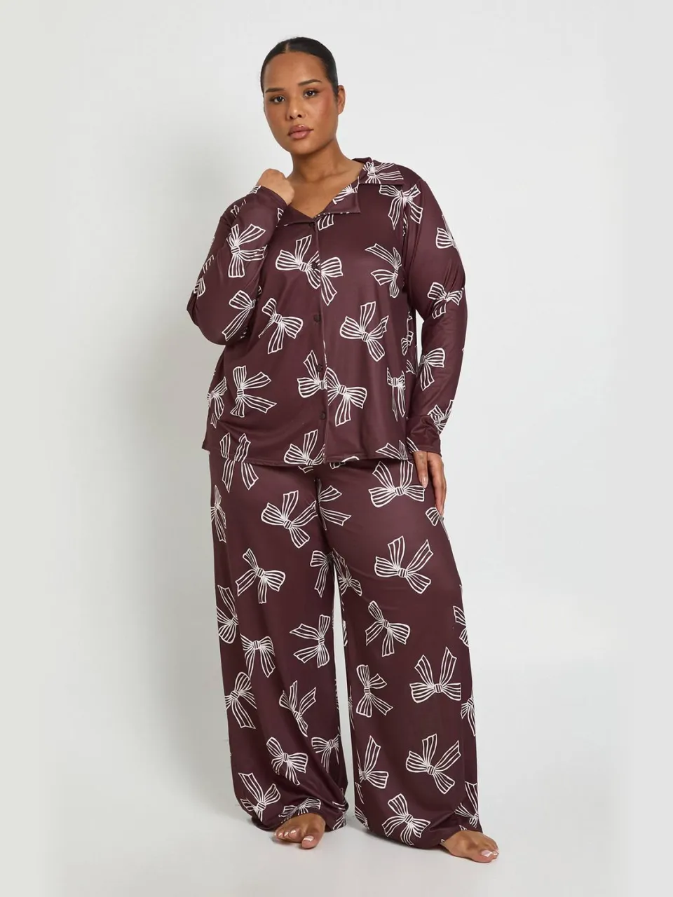 boohoo Dames Plus Boogprint langarmig overhemd & broek pyjama set chocoladebruin, foto 2