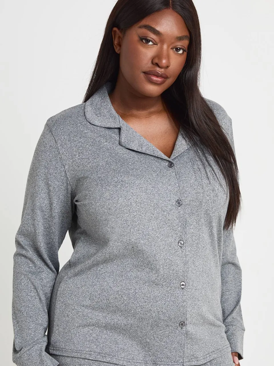boohoo Dames Plus Soft Touch Pyjamaset Met Doorknoop Shirt En Broek houtskool, foto 3