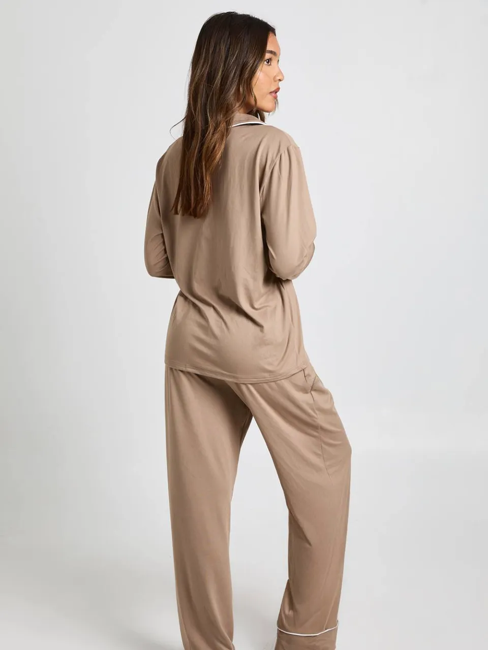 boohoo Dames Pyjamaset met langmouwshirt en broek met jersey piping-detail mokka, foto 2