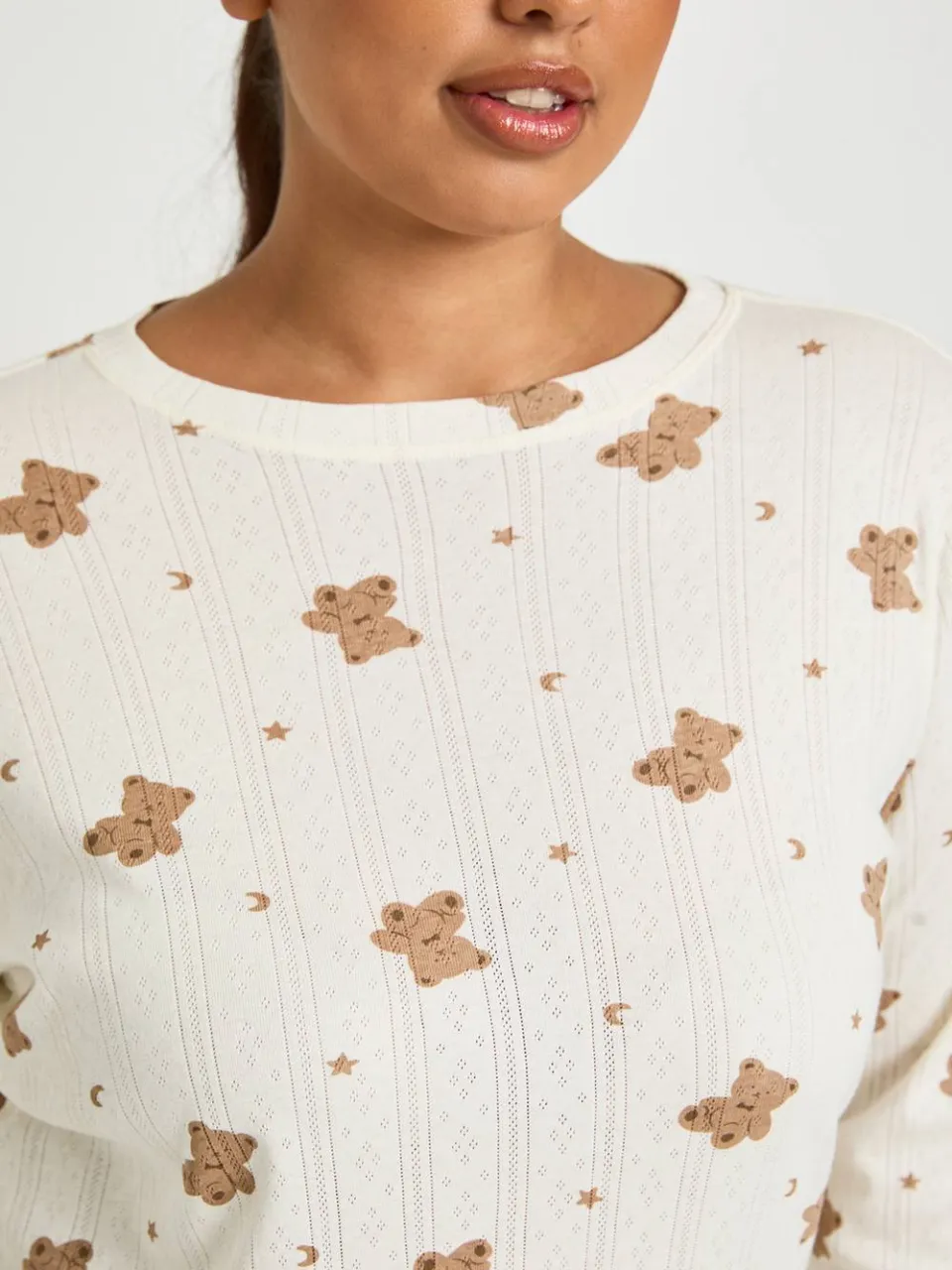boohoo Dames Plus Pointelle Beerprint Top met Lange Mouwen & Broek Pyjamaset crème, foto 4