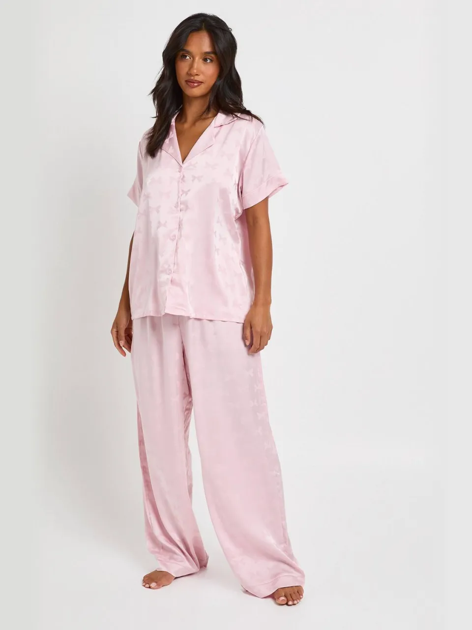 boohoo Dames Petite Pyjama Set Met Jacquard Strikjesdessin, Satijnen Blouse Met Korte Mouwen & Broek lichtroze, foto 3