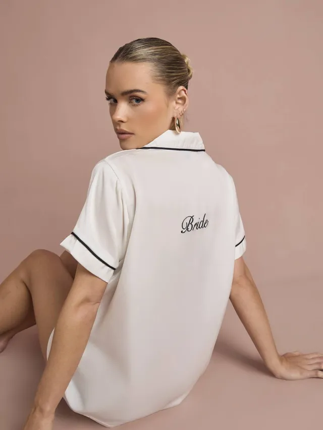 boohoo Dames Bruidspyjama 'Bride' Satijn Geborduurd Korte Mouw Shirt & Korte Broek Set wit, foto 3