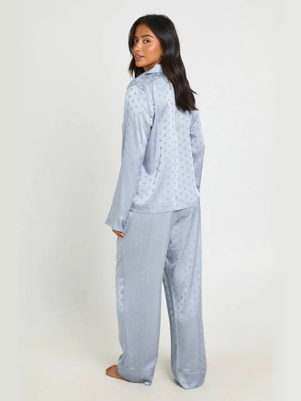 boohoo Dames Petite Satijnen Pyjama Set Met Polkadot Jacquard Lange Mouwen Shirt & Broek stoffig blauw, foto 2
