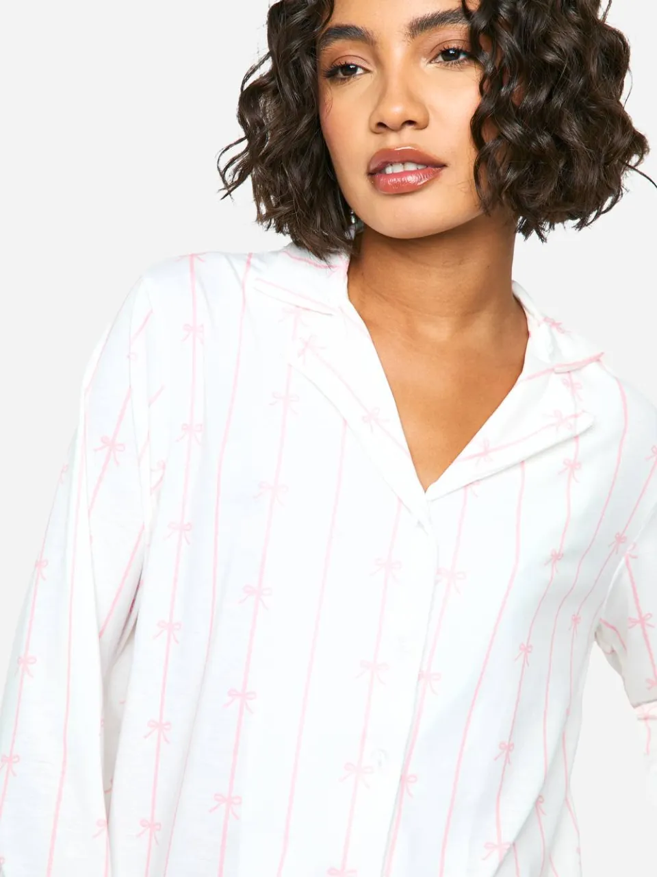 boohoo Dames Tall Pinstripe Strikprint Pyjama-Set met Lange Mouw Overhemd & Broek wit, foto 4