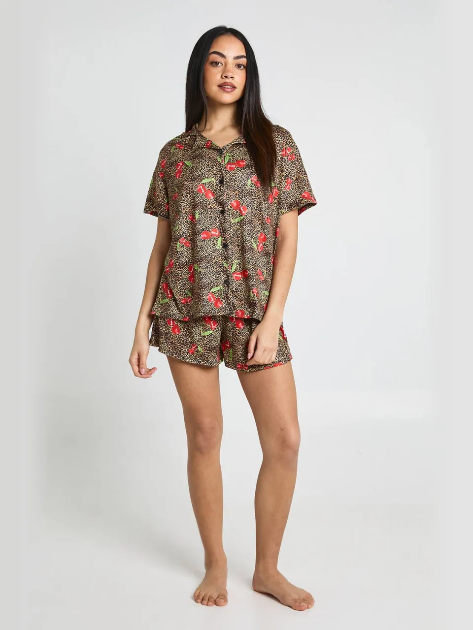 boohoo Dames Kersen & Luipaardprint Pyjama Set Met Korte Mouwen Shirt & Shorts, foto 3