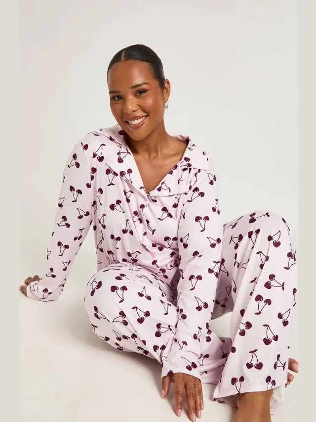 boohoo Dames Plus Kersenprint Pyjamasset met lange mouwen & broek Lichtroze