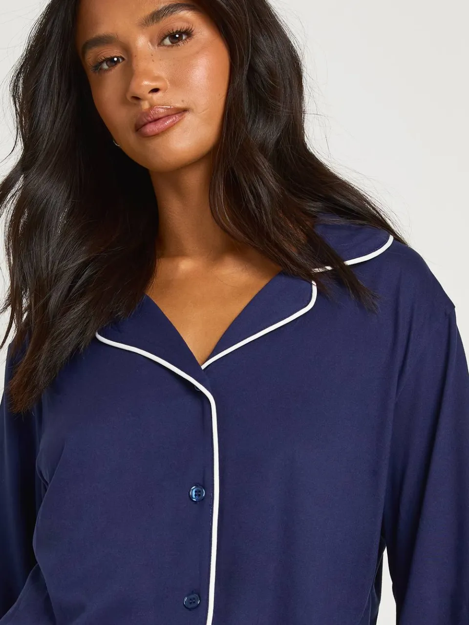 boohoo Dames Pyjamaset met langarmig overhemd en broek met Petite Piping-detail marineblauw, foto 3