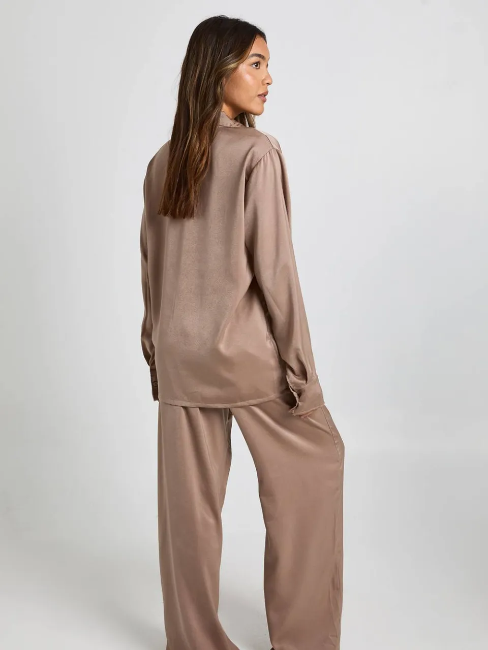 boohoo Dames Oversized satijnen langmouwhemd & broekpyjamaset mokka, foto 2