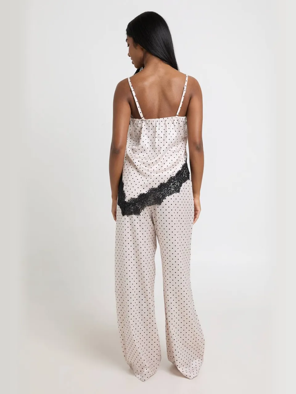 boohoo Dames Satijnen Pyjama Set Met Stippenprint, Kanten Afwerking, Asymmetrische Zoom En Broek crème, foto 2