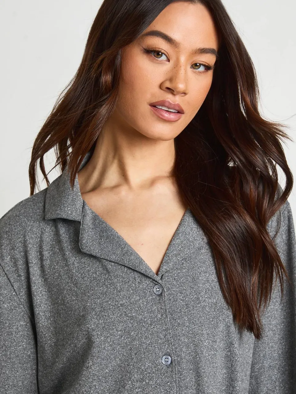 boohoo Dames Lange Zachte Pyjama Set Met Doorknoop Shirt En Broek grijze mergel, foto 4