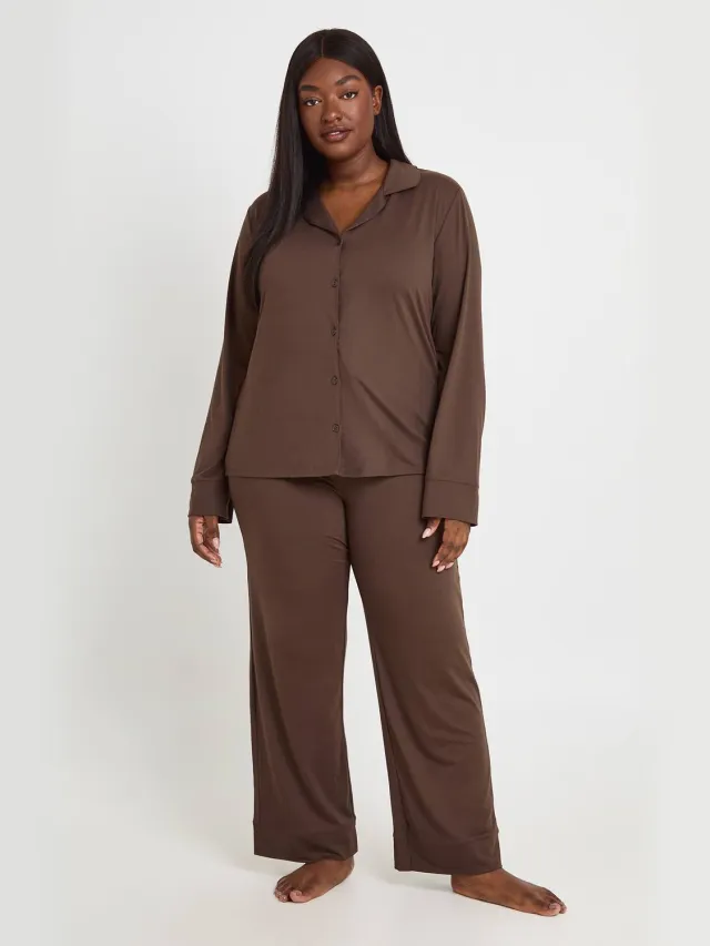 boohoo Dames Plus Zachte Touch Doorknoop Shirt En Broek Pyjama Set Chocoladebruin