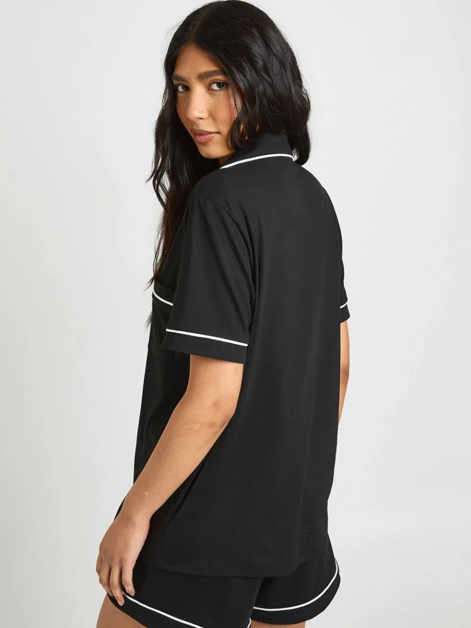 boohoo Dames Lange Jersey Pyjama Set met Biezen Detail - Korte Mouwen Shirt & Shorts zwart, foto 3
