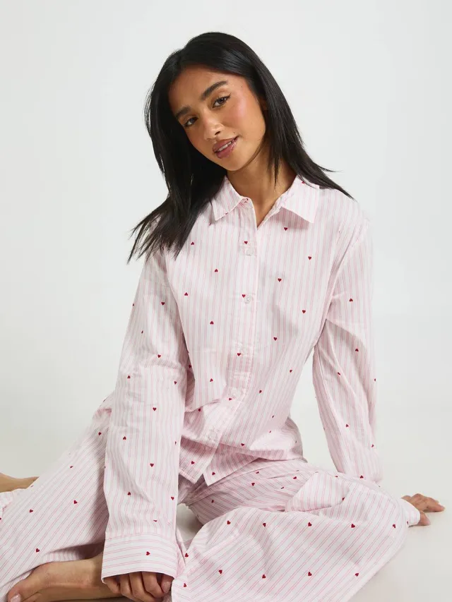 boohoo Dames Petite Katoenen Popeline Krijtstreep Hartjesprint Pyjama Set Met Shirt Met Lange Mouwen & Broek Lichtroze