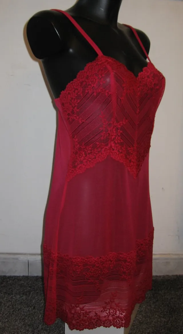 Wacoal WAC0AL luxe slipdress van tule met kant rood