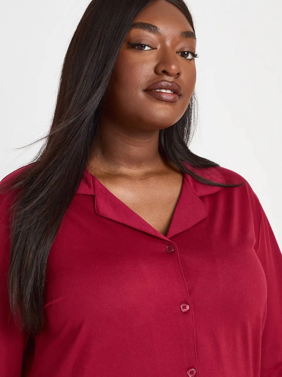 boohoo Dames Plus Zacht Aanvoelende Pyjamaset Met Knoopsluiting Shirt En Broek bordeaux rood, foto 4