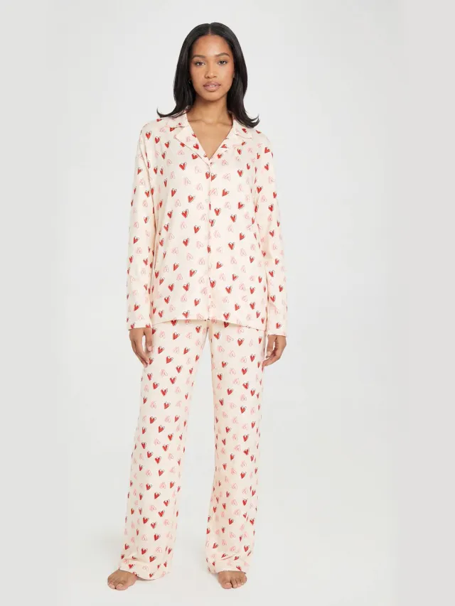 boohoo Dames Pyjama Set Met Hartenprint Lange Mouwen & Broek Beige