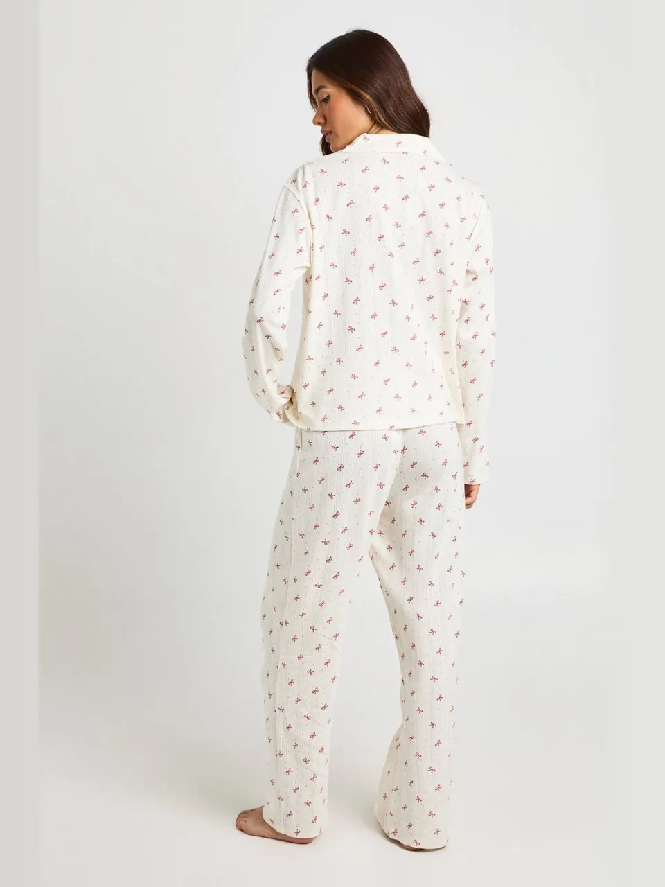 boohoo Dames Strik Print Pointelle Lange Mouw Shirt & Broek Pyjama Set wit, foto 2
