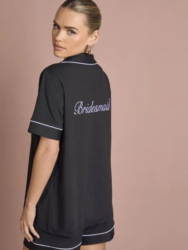boohoo Dames Bruidspyjama 'Bruidsmeisje' Satijn Geborduurd Korte Mouw Shirt & Korte Broek Set zwart, foto 2