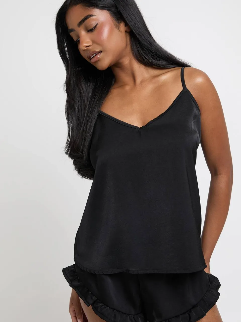 boohoo Dames Satijnen Cami & Short Pyjama Set Met Ruche Detail zwart, foto 4