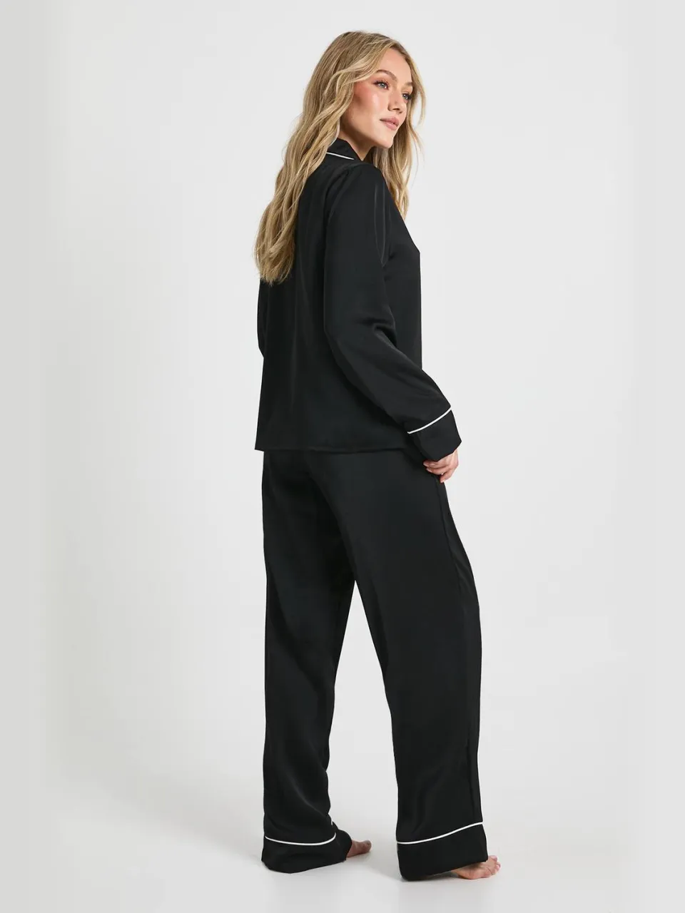 boohoo Dames Petite satijn pijpdetail lange mouwen overhemd & broek pyjamaset zwart, foto 2