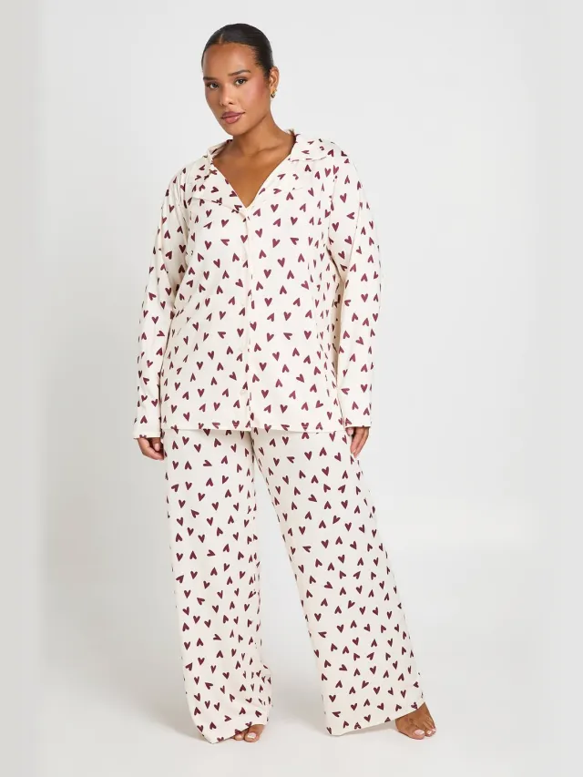 boohoo Dames Plus Hartjesprint Pyjama Set Met Shirt Met Lange Mouwen & Broek Crème