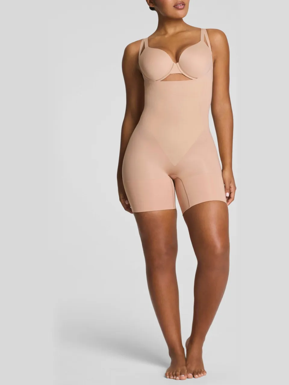 SPANX SPANXsculpt™ GoFigure seamless sterk corrigerende bodysuit Open Bust Mid Thigh lichtbeige