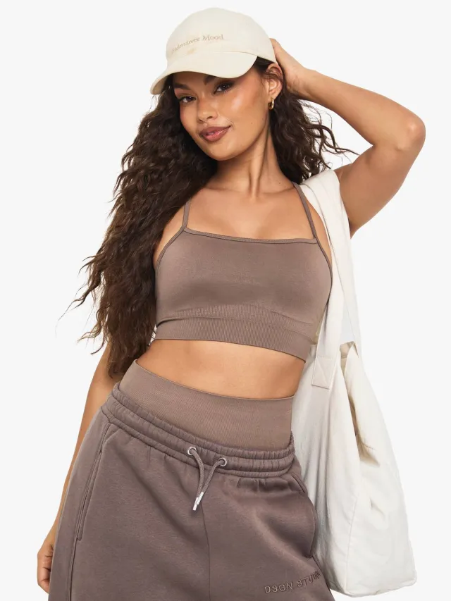boohoo Dames Boohoo Basics Naadloze Ribbes Gevulde Lichte Ondersteunende Sport-BH Mokka