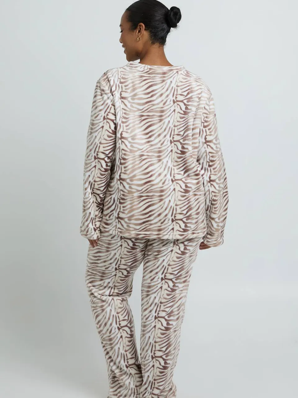 boohoo Dames Plus Zebraprint Fleece Pyjama Set, foto 3