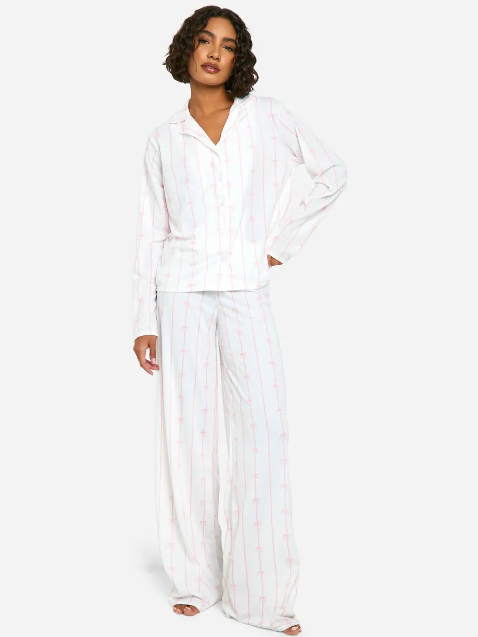 boohoo Dames Tall Pinstripe Strikprint Pyjama-Set met Lange Mouw Overhemd & Broek wit, foto 3
