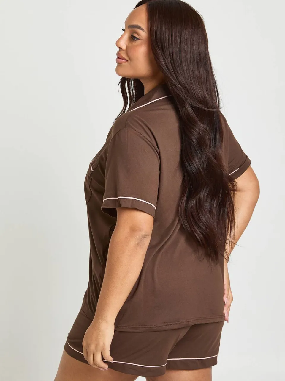 boohoo Dames Plus Jersey Pyjama Set Met Paspelbiezen Korte Mouwen En Short chocoladebruin, foto 2