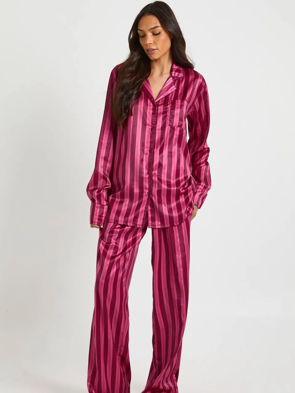 boohoo Dames Tall oversized satijn gestreept overhemd met lange mouwen & broek pyjamaset donker roze, foto 3