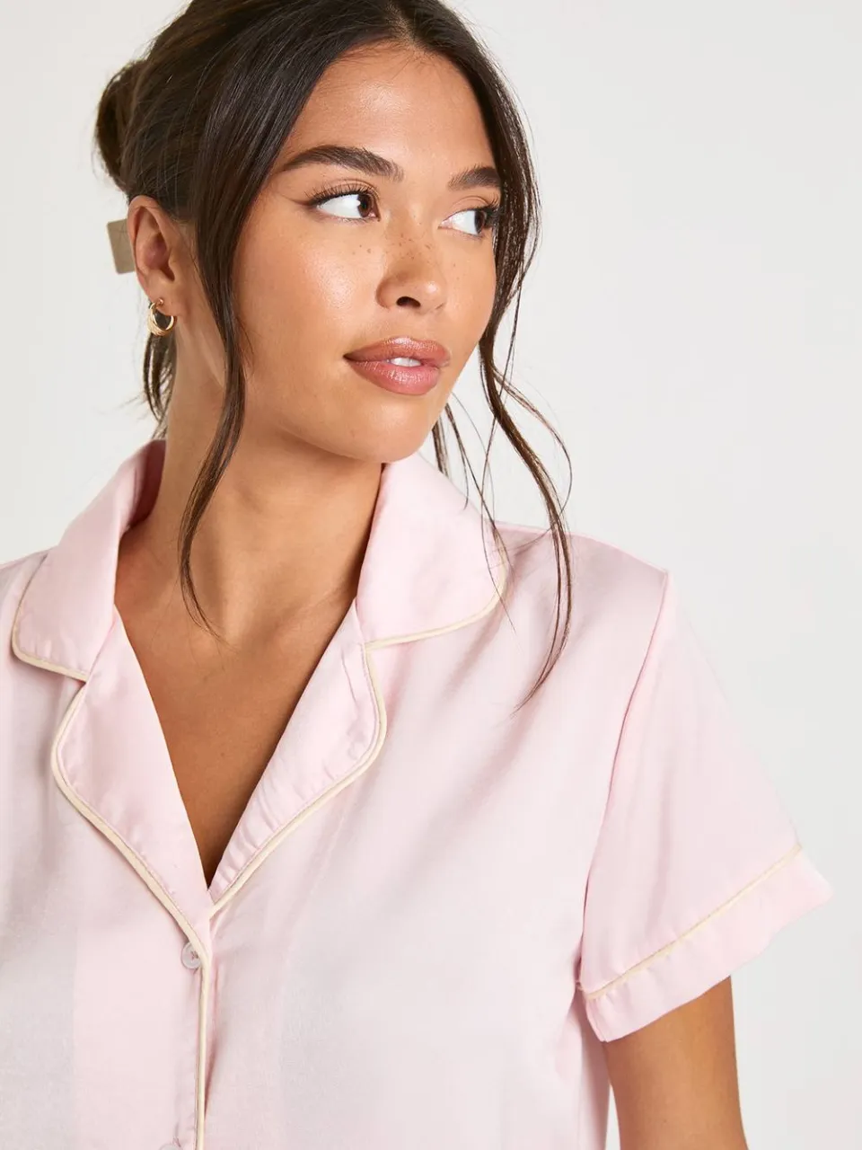 boohoo Dames Satijn Piping Detail Korte Mouwen Overhemd & Shorts Pyjama Set baby roze, foto 4