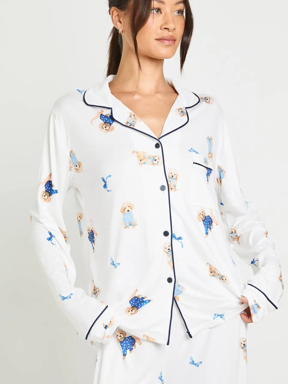 boohoo Dames Tall Pyjama Set Van 3 Stuks Met Puppy- En Strikprint Shirt Met Lange Mouwen & Broek wit, foto 3