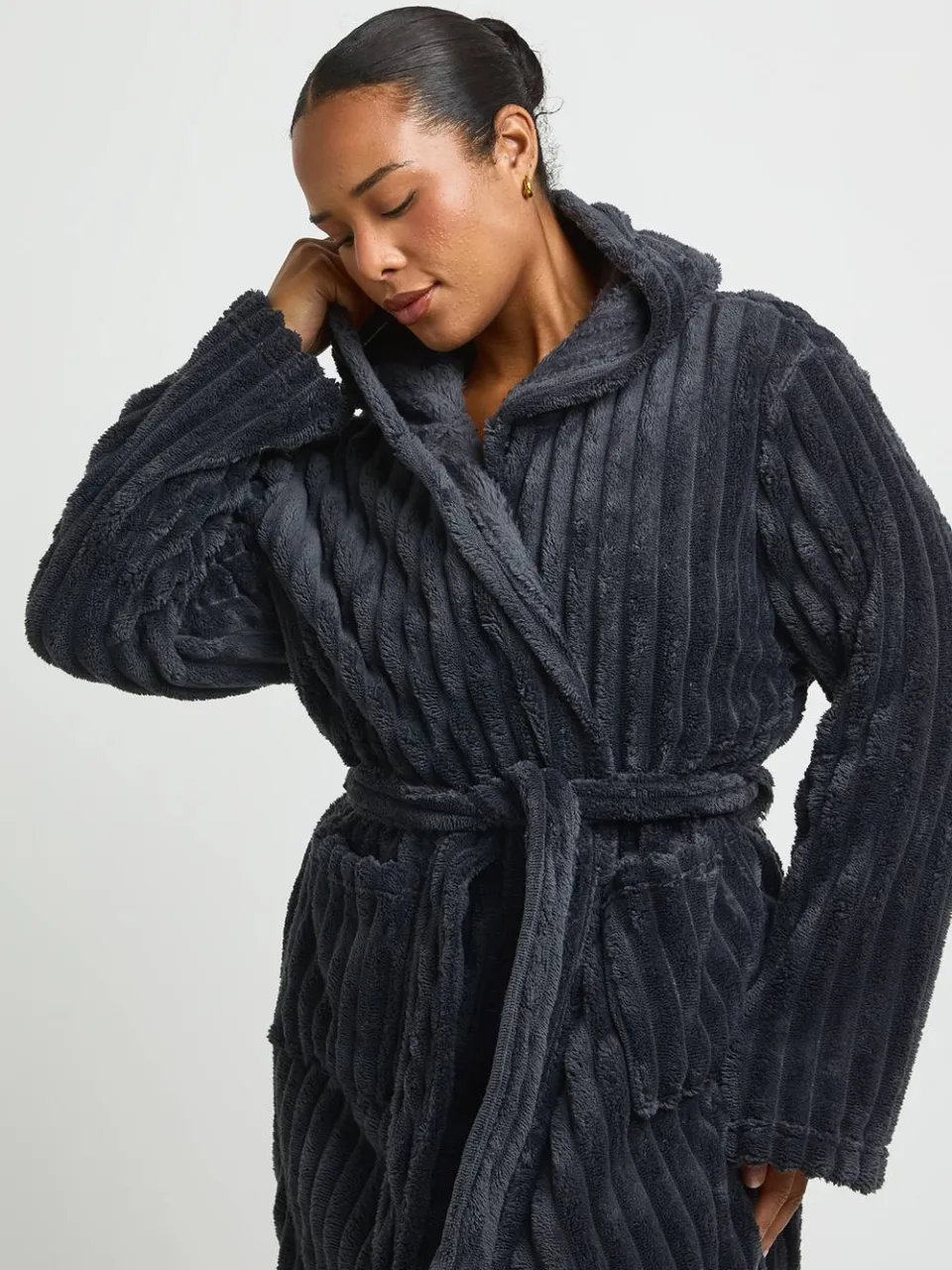 boohoo Dames Plus Geribbelde Fleece Kamerjas Met Capuchon Lang houtskool, foto 4
