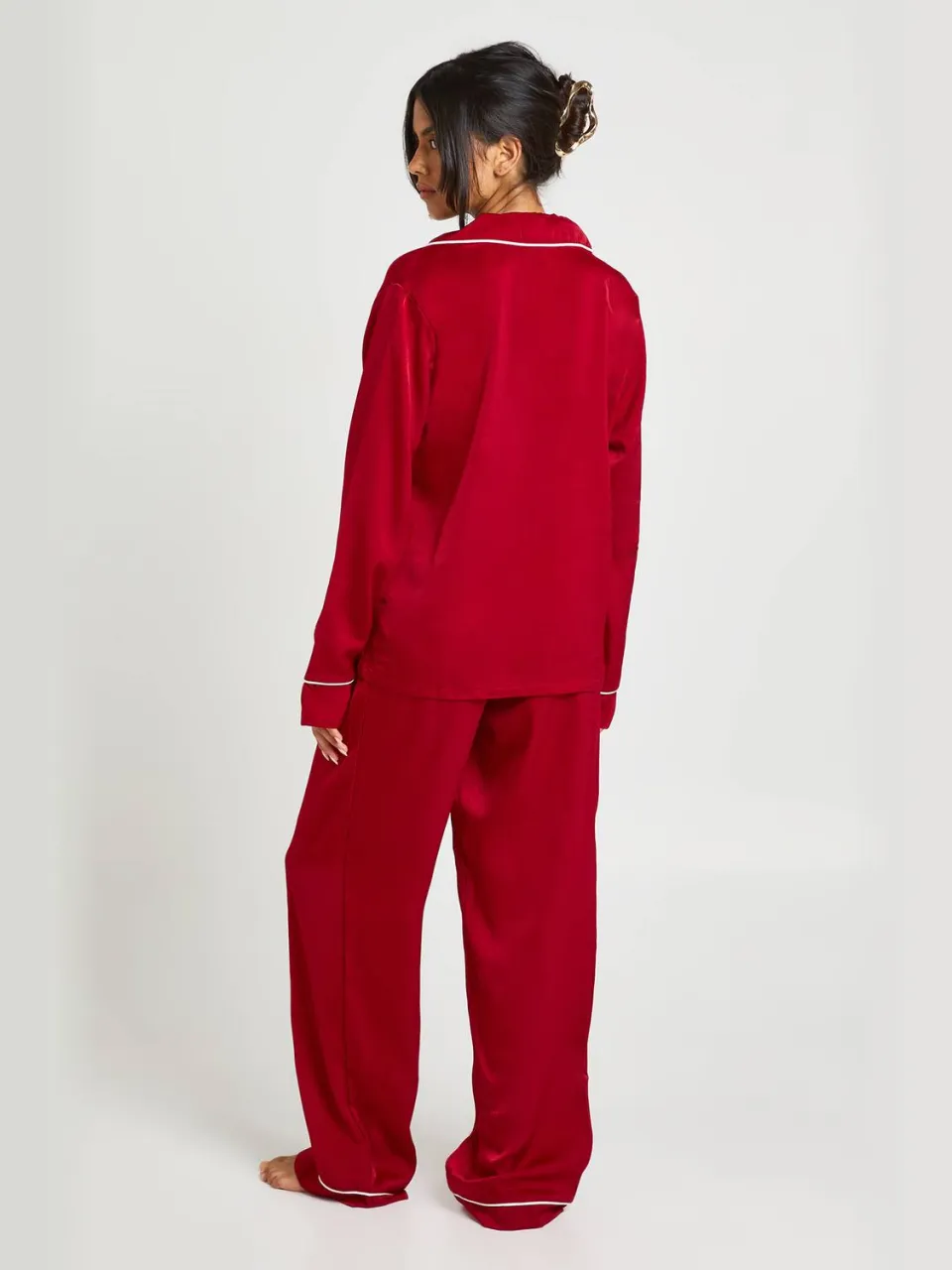boohoo Dames Satijnen Pyjama Set Met Paspeldetail, Lange Mouwen Shirt & Broek rood, foto 2